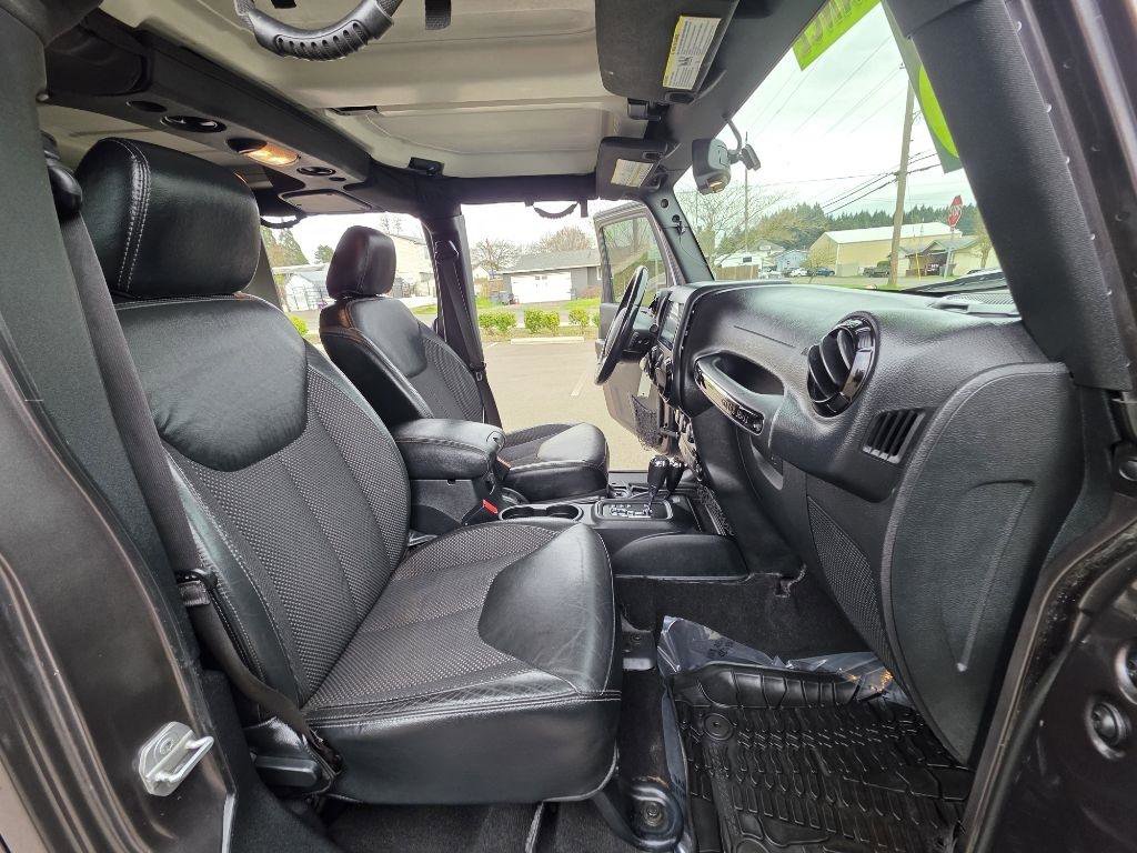 Used 2016 Jeep Wrangler Unlimited Sahara AWD/4WD image 15