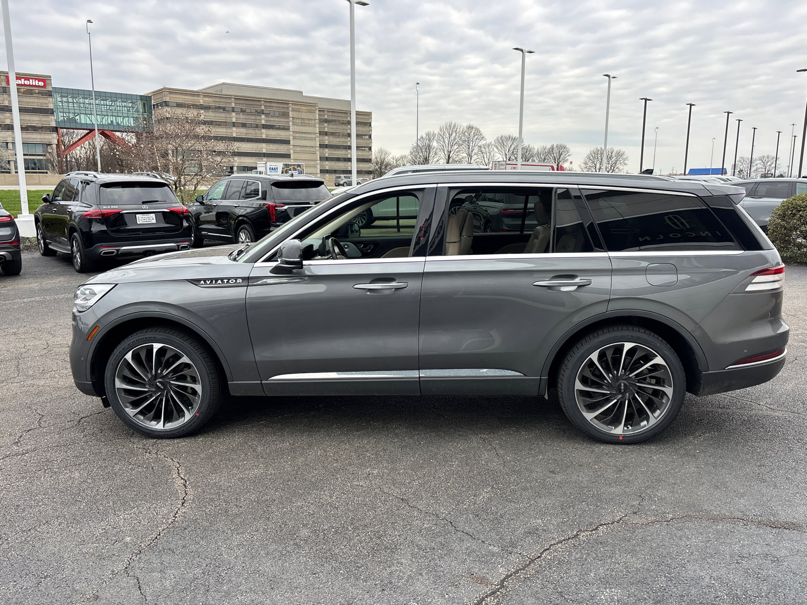 Certified 2023 Lincoln Aviator Reserve w/ Equipment Group 201A image 4