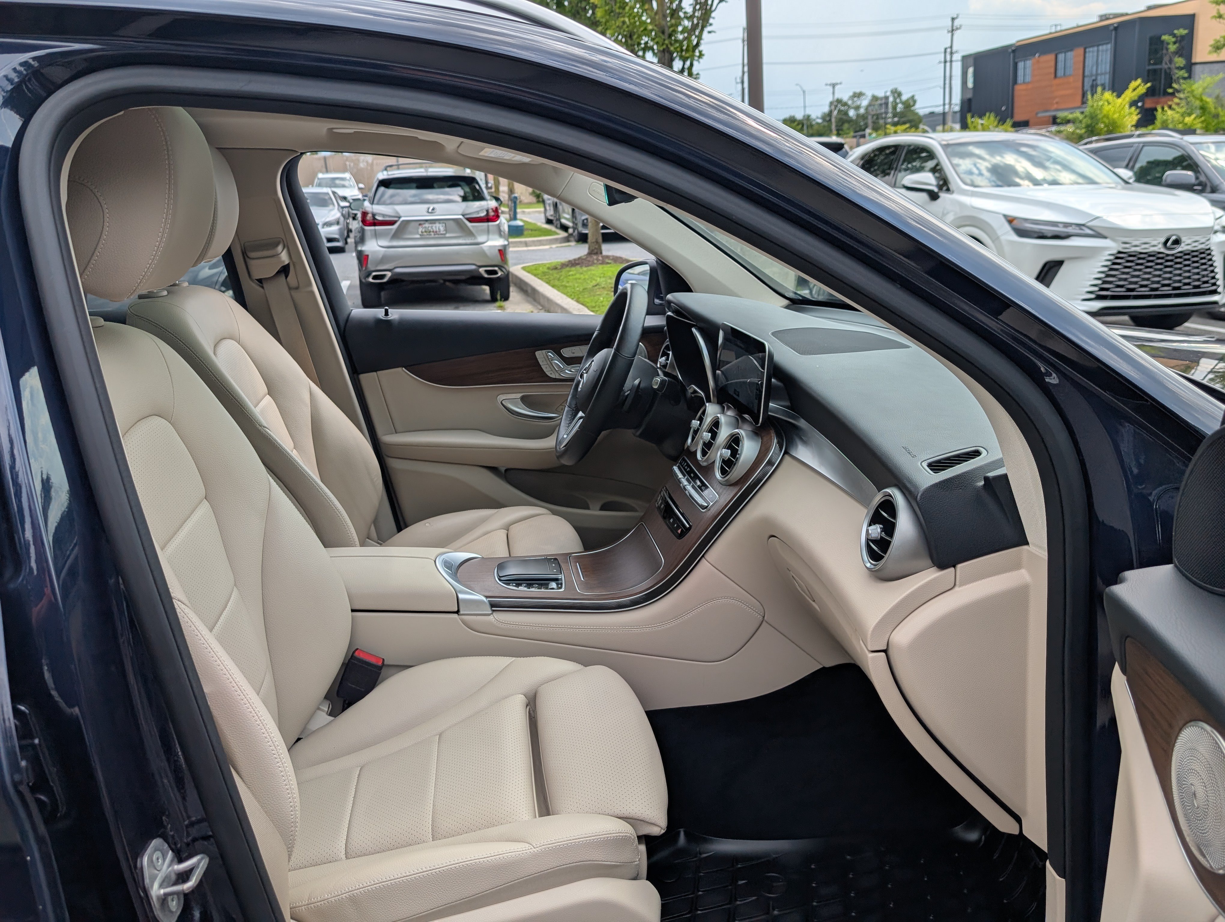Used 2021 Mercedes-Benz GLC 300 4MATIC image 11