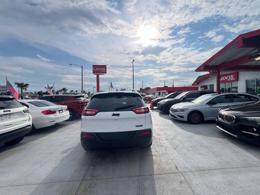 Used 2016 Jeep Cherokee Latitude w/ Cold Weather Group FWD image 16