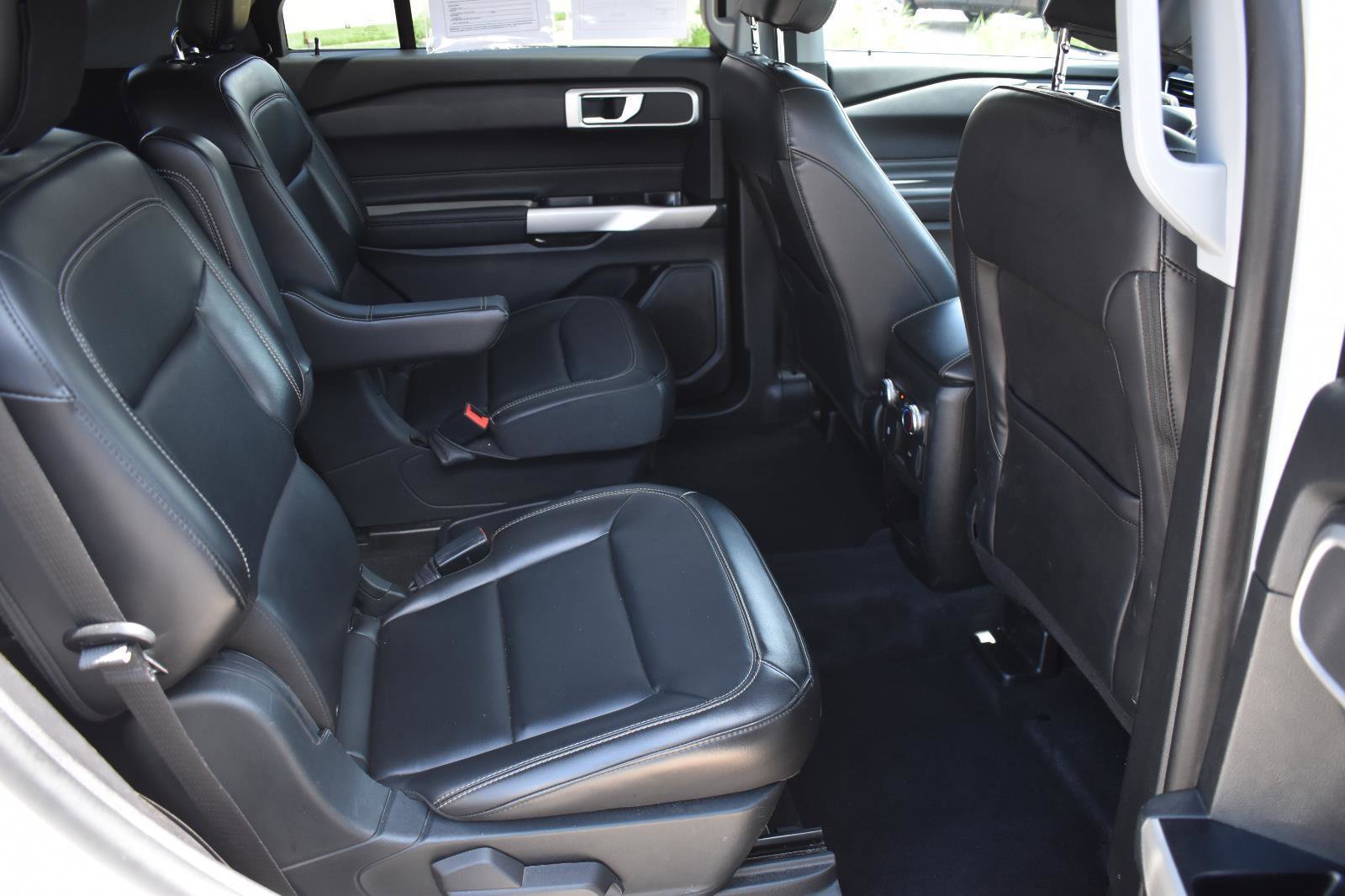 Used 2021 Ford Explorer XLT w/ Equipment Group 202A AWD/4WD image 15