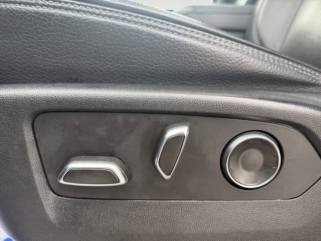 Used 2023 GMC Yukon XL Denali image 16