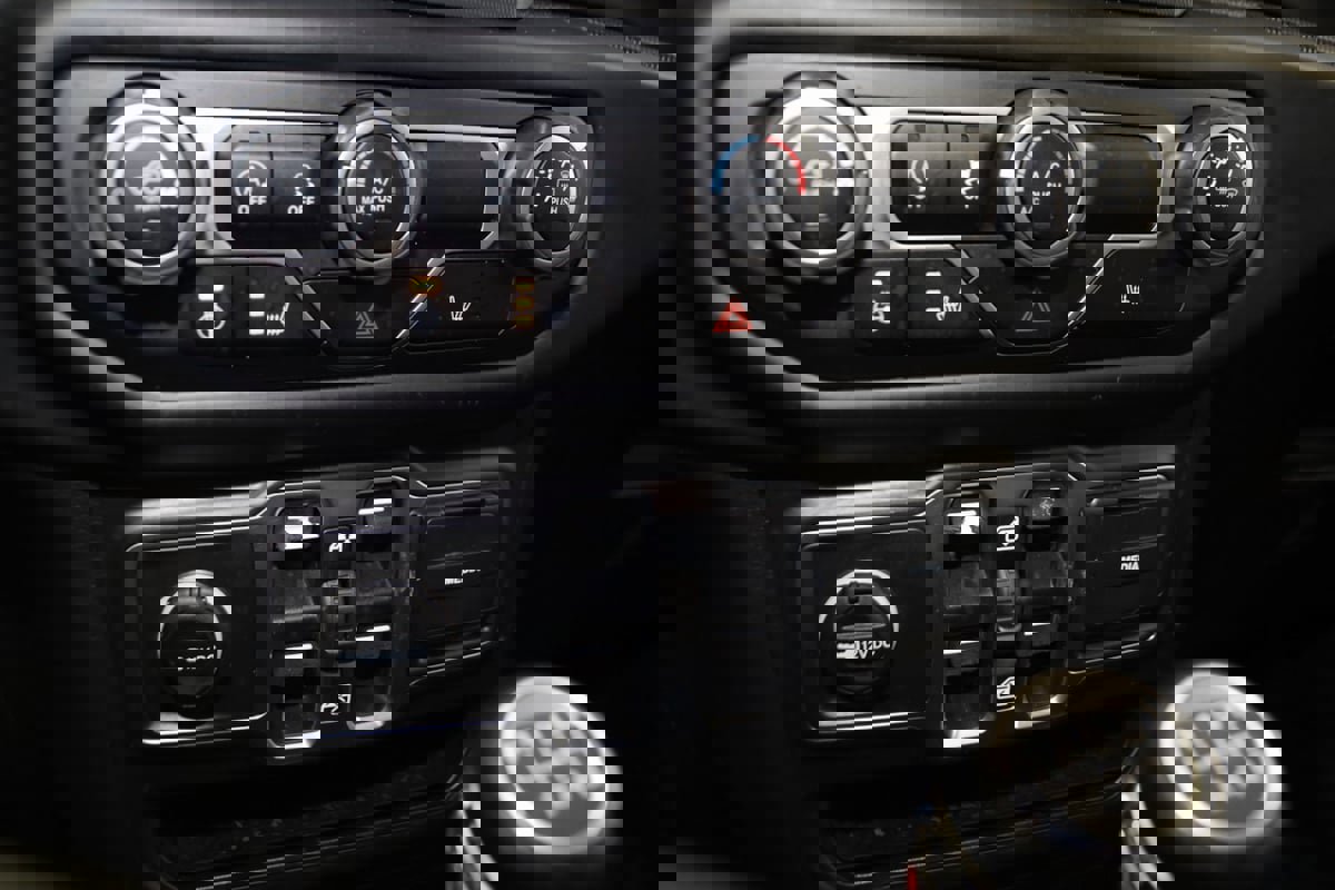 Used 2018 Jeep Wrangler Unlimited Sport S image 26