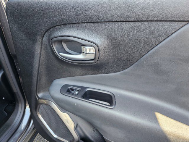 Used 2018 Jeep Renegade Limited image 16