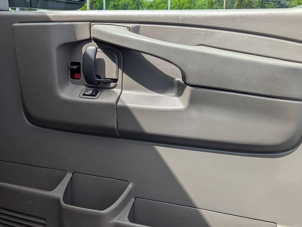 Used 2014 Chevrolet Express 2500 RWD image 19