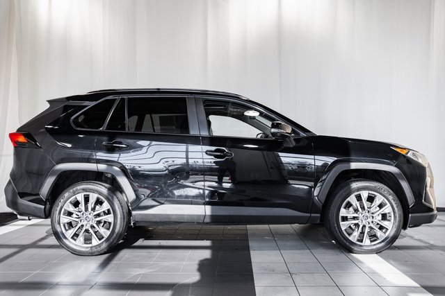 Used 2020 Toyota RAV4 XLE Premium image 3