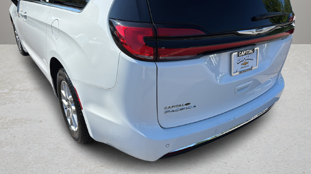 Used 2025 Chrysler Pacifica Select FWD image 40
