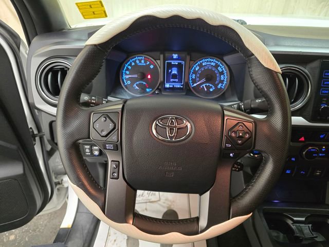 Used 2017 Toyota Tacoma TRD Off-Road w/ Premium & Technology Package image 16