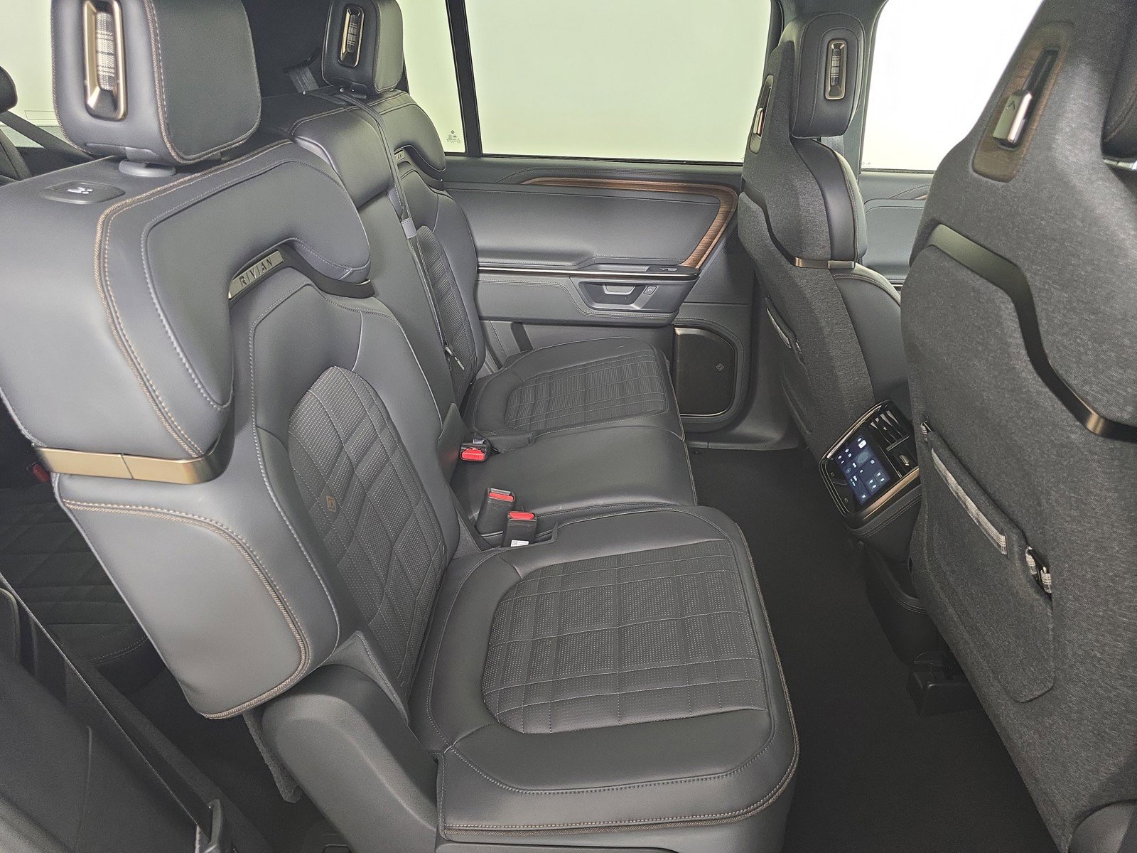 Used 2025 Rivian R1S Premium image 23