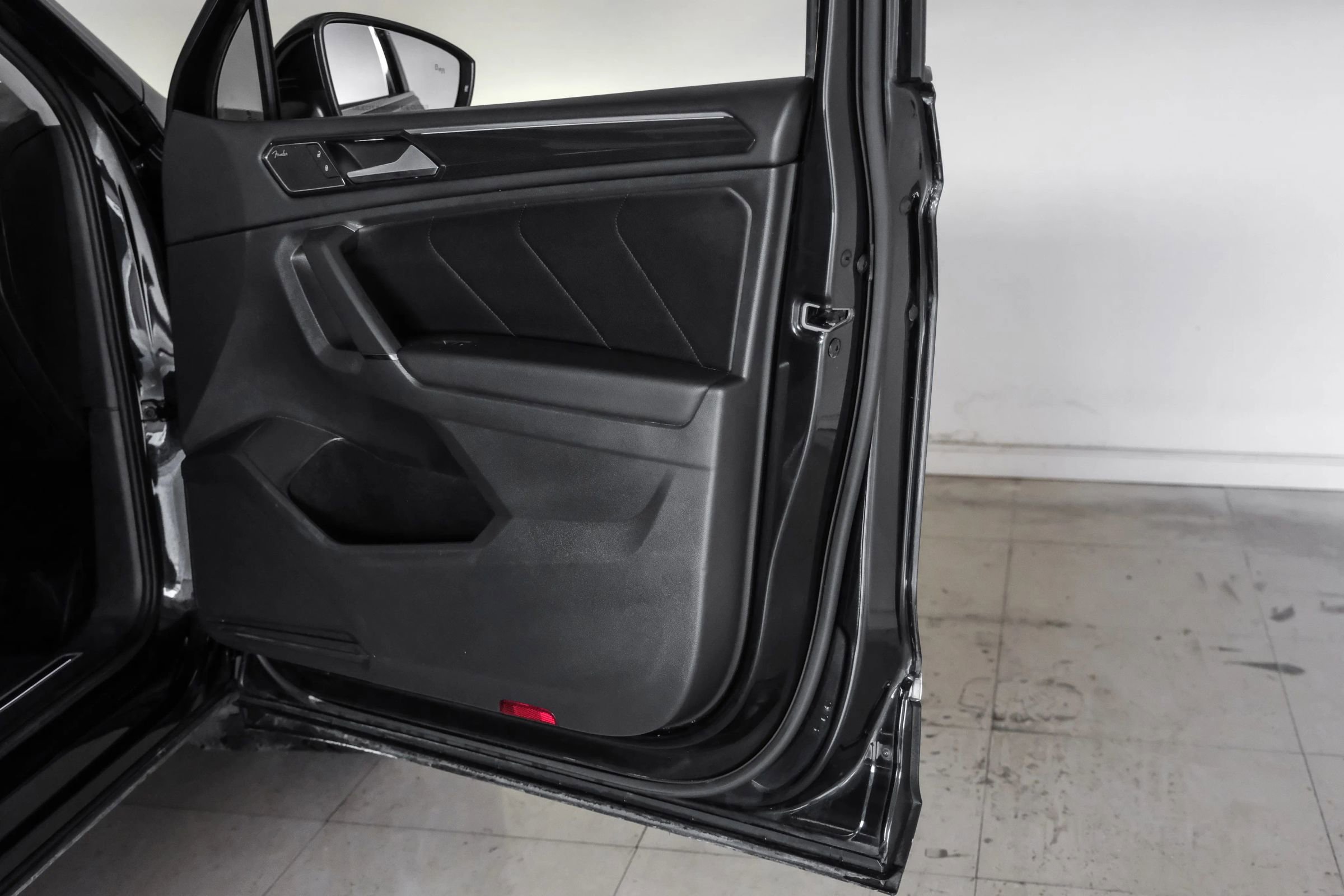 Used 2018 Volkswagen Tiguan SEL Premium image 37