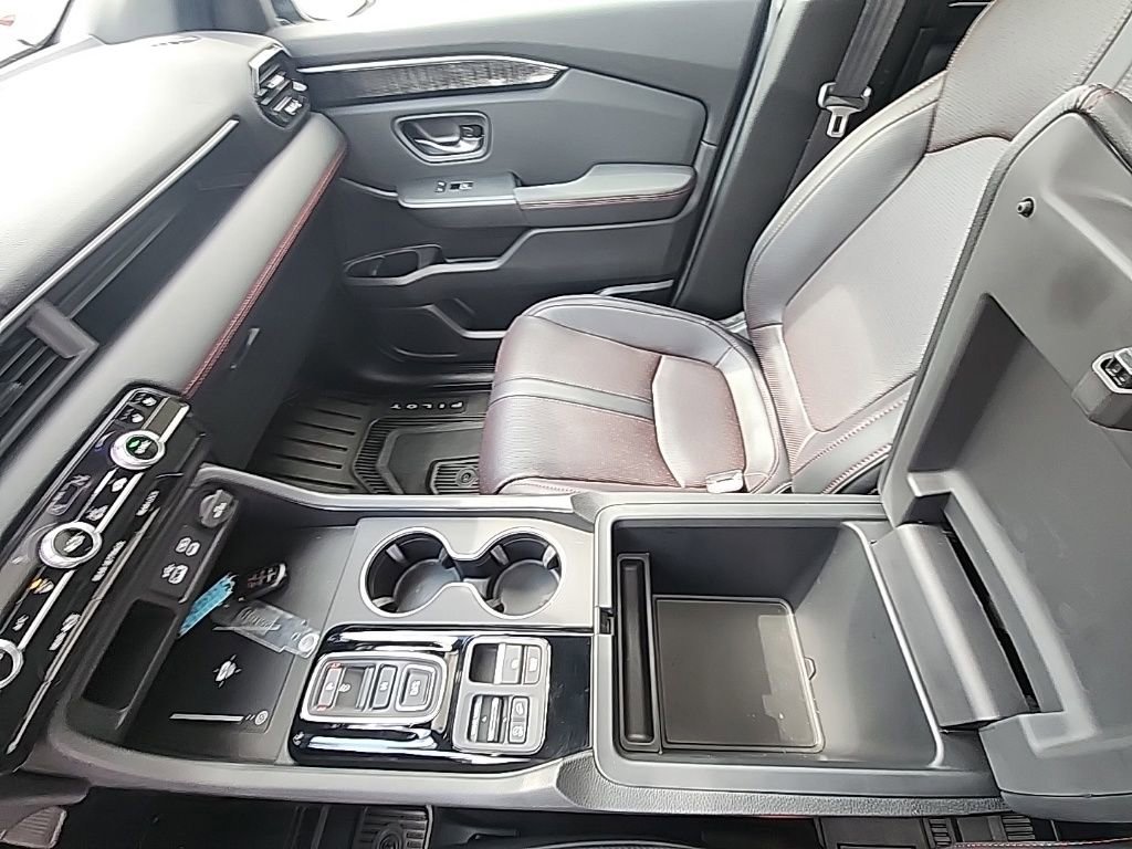 Certified 2025 Honda Pilot Black Edition image 25