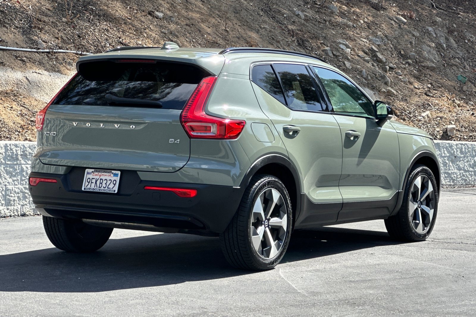 Used 2023 Volvo XC40 B4 Ultimate FWD image 4