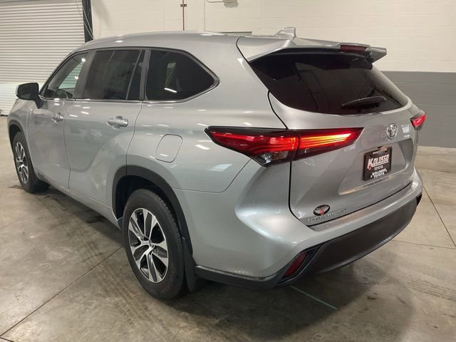 Used 2023 Toyota Highlander XLE image 4
