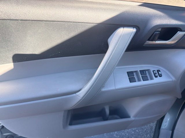 Used 2012 Toyota Highlander FWD w/ Tech Pkg image 25