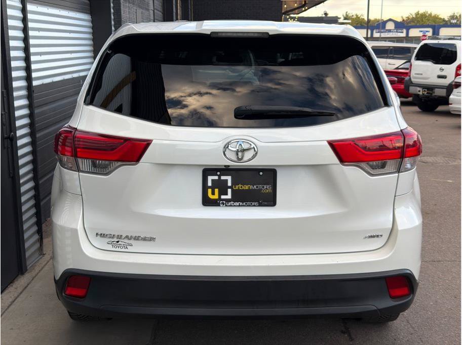 Used 2018 Toyota Highlander LE w/ Carpet Mat Package (TMS) AWD/4WD image 8