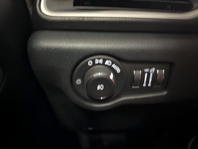 Used 2025 Chrysler Pacifica Limited FWD image 25