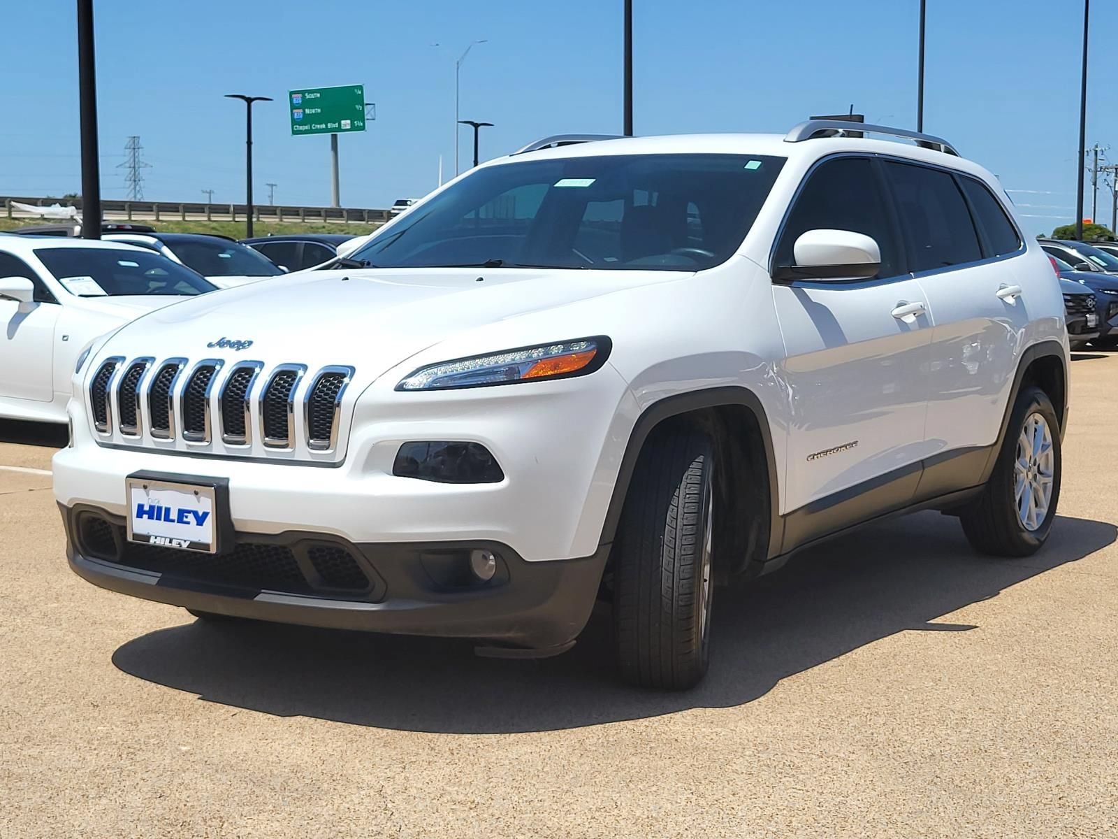 Used 2018 Jeep Cherokee Latitude Plus w/ Cold Weather Group FWD image 2
