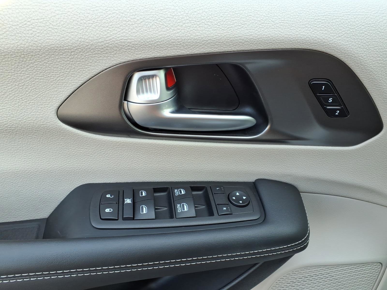 Used 2024 Chrysler Pacifica Touring-L image 14