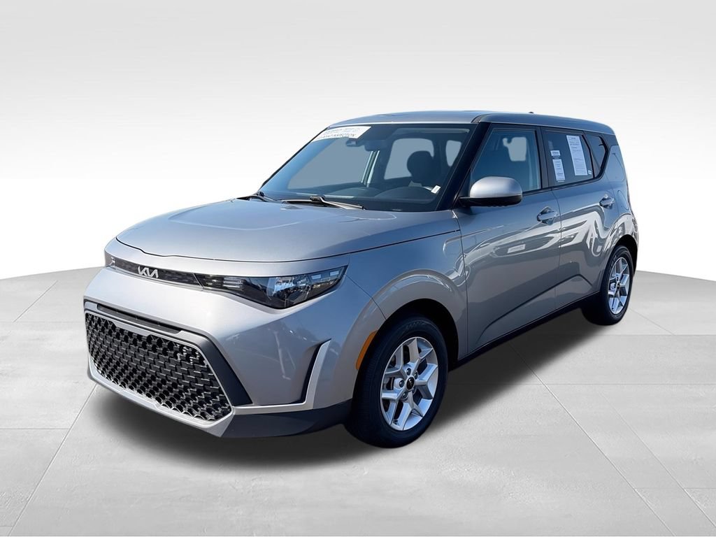 Used 2025 Kia Soul LX FWD image 5