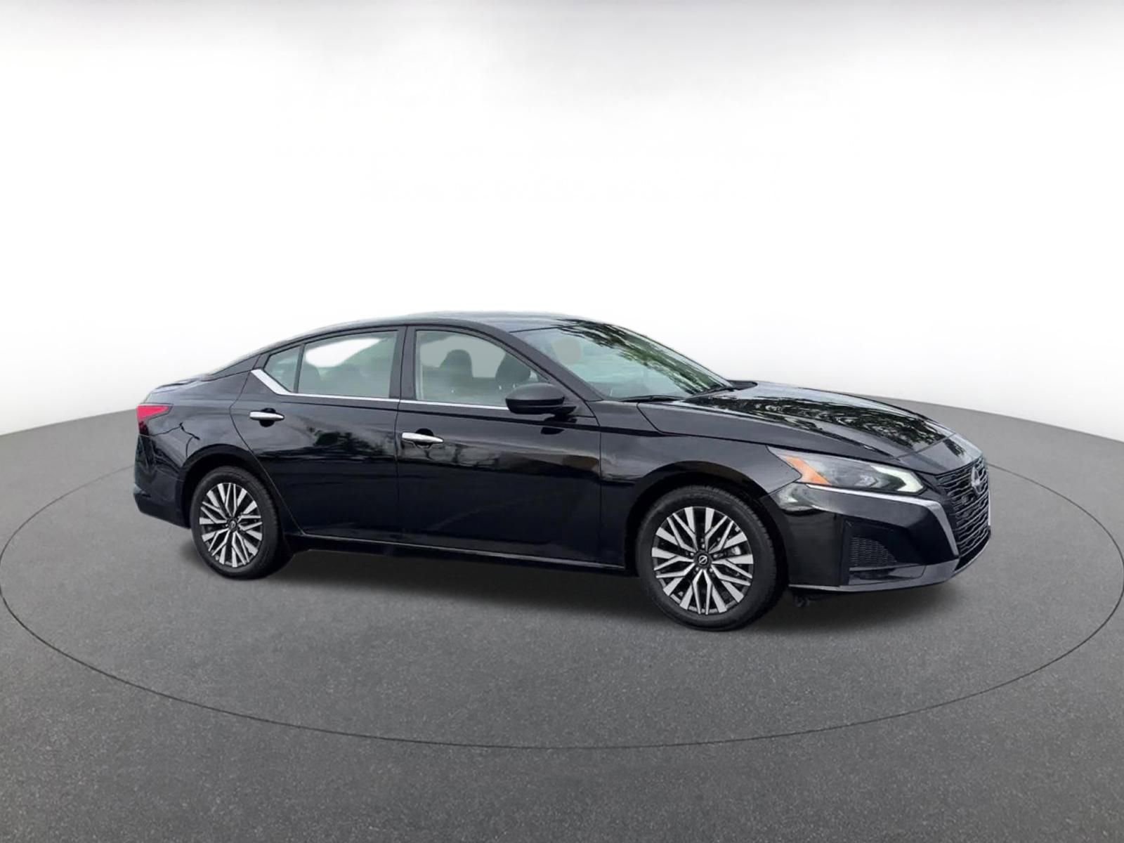 Used 2025 Nissan Altima 2.5 SV FWD image 3