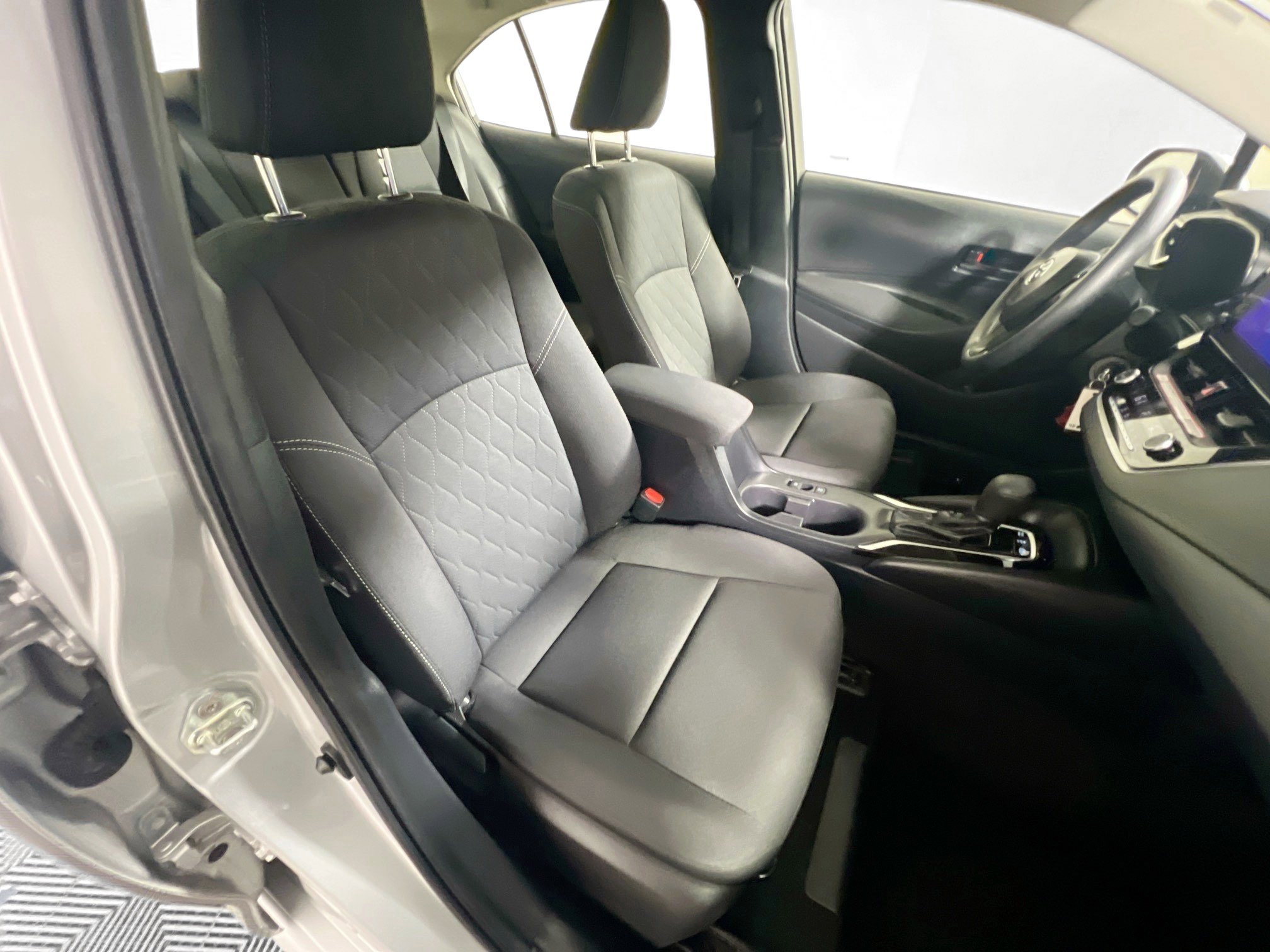 Used 2025 Toyota Corolla LE image 29