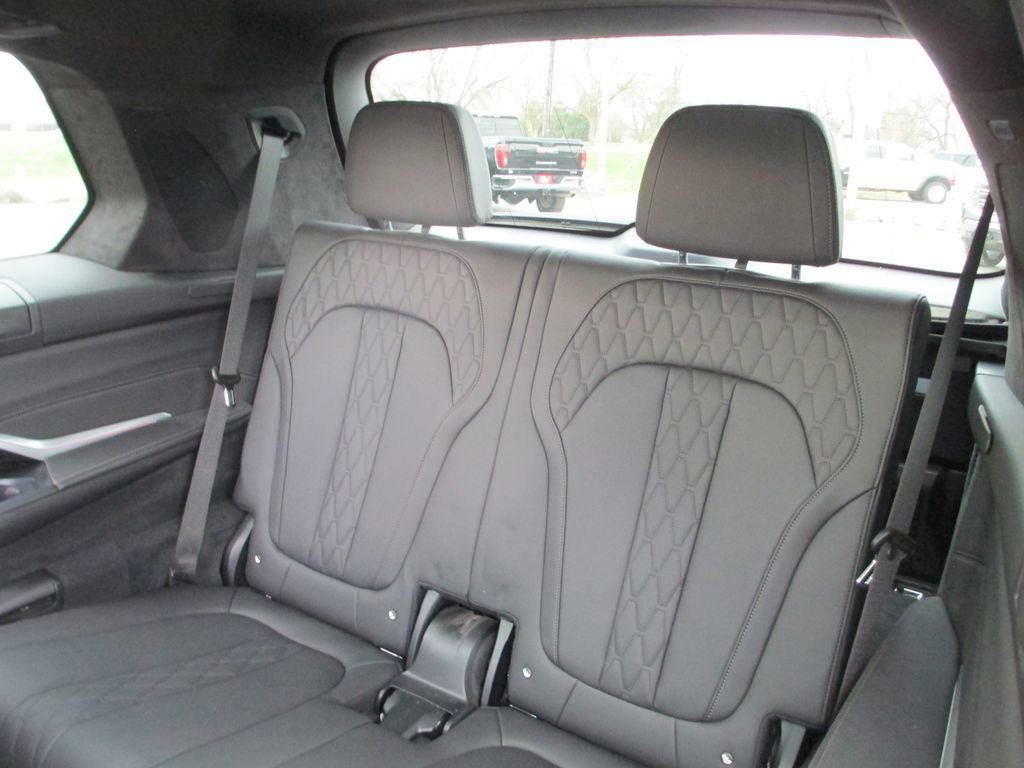 Used 2022 BMW X7 M50i w/ Dynamic Handling Package image 25