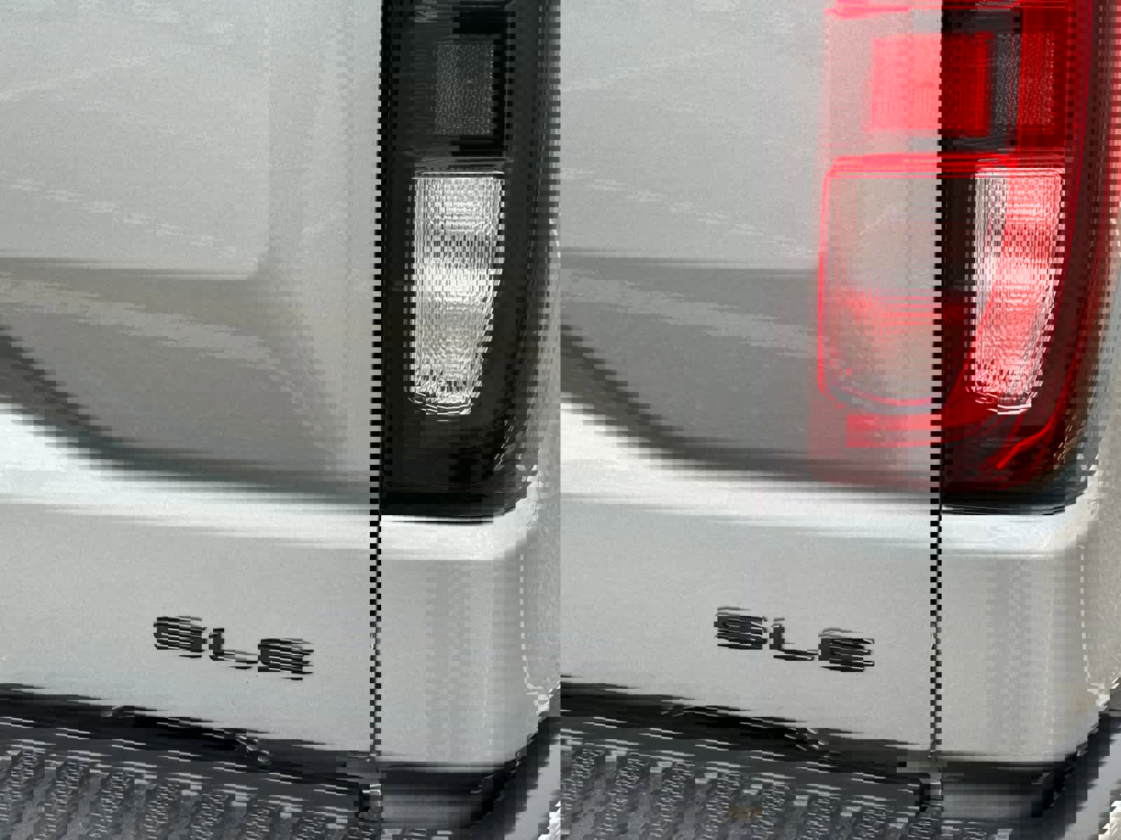 New 2026 GMC Sierra 1500 SLE w/ LPO, Black Badging Package image 25