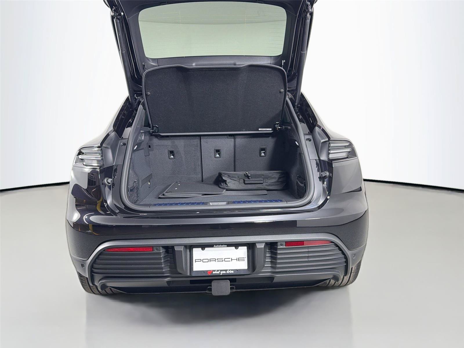 Certified 2026 Porsche Macan 4 Electric AWD/4WD image 36