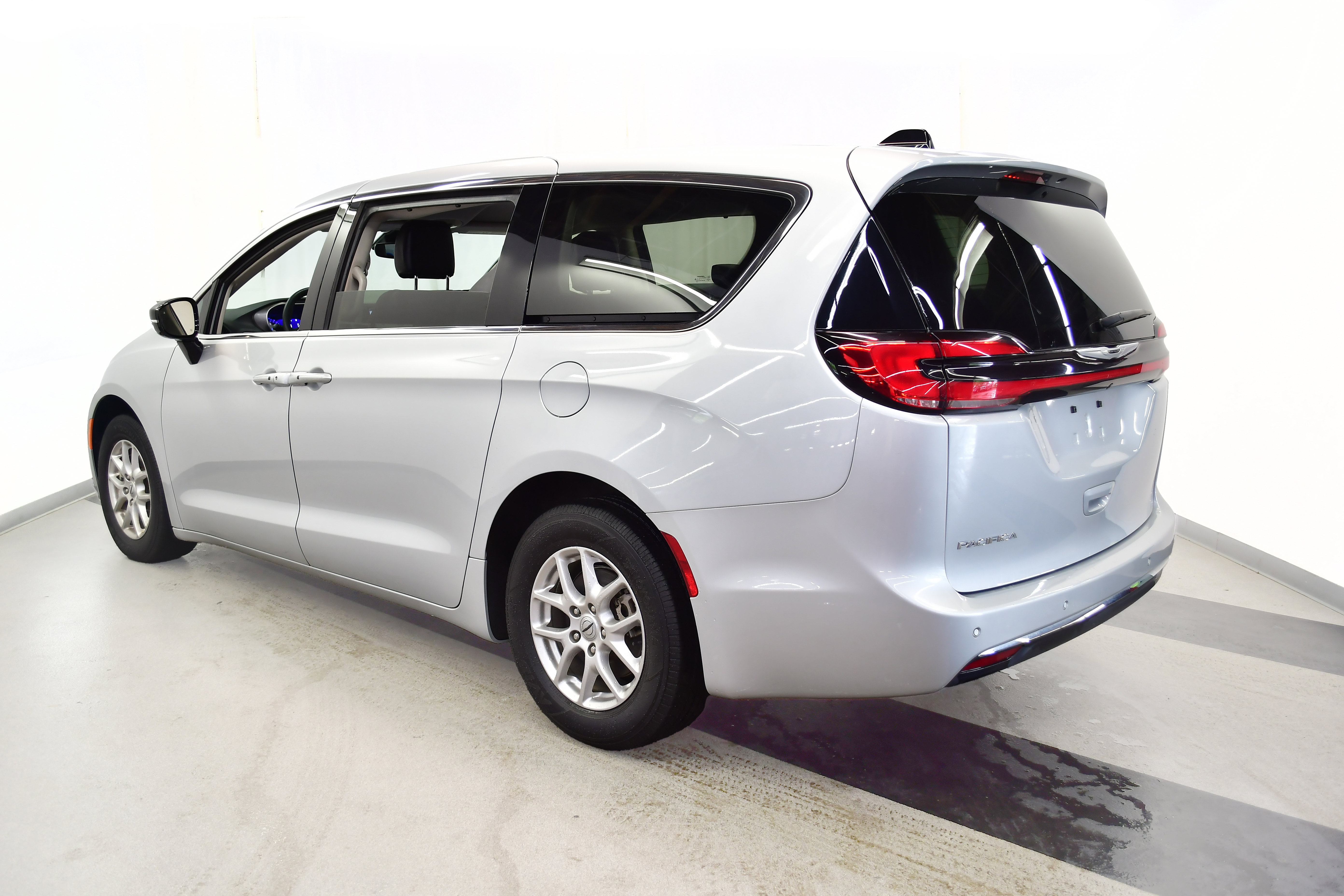 Used 2024 Chrysler Pacifica Touring-L FWD image 5