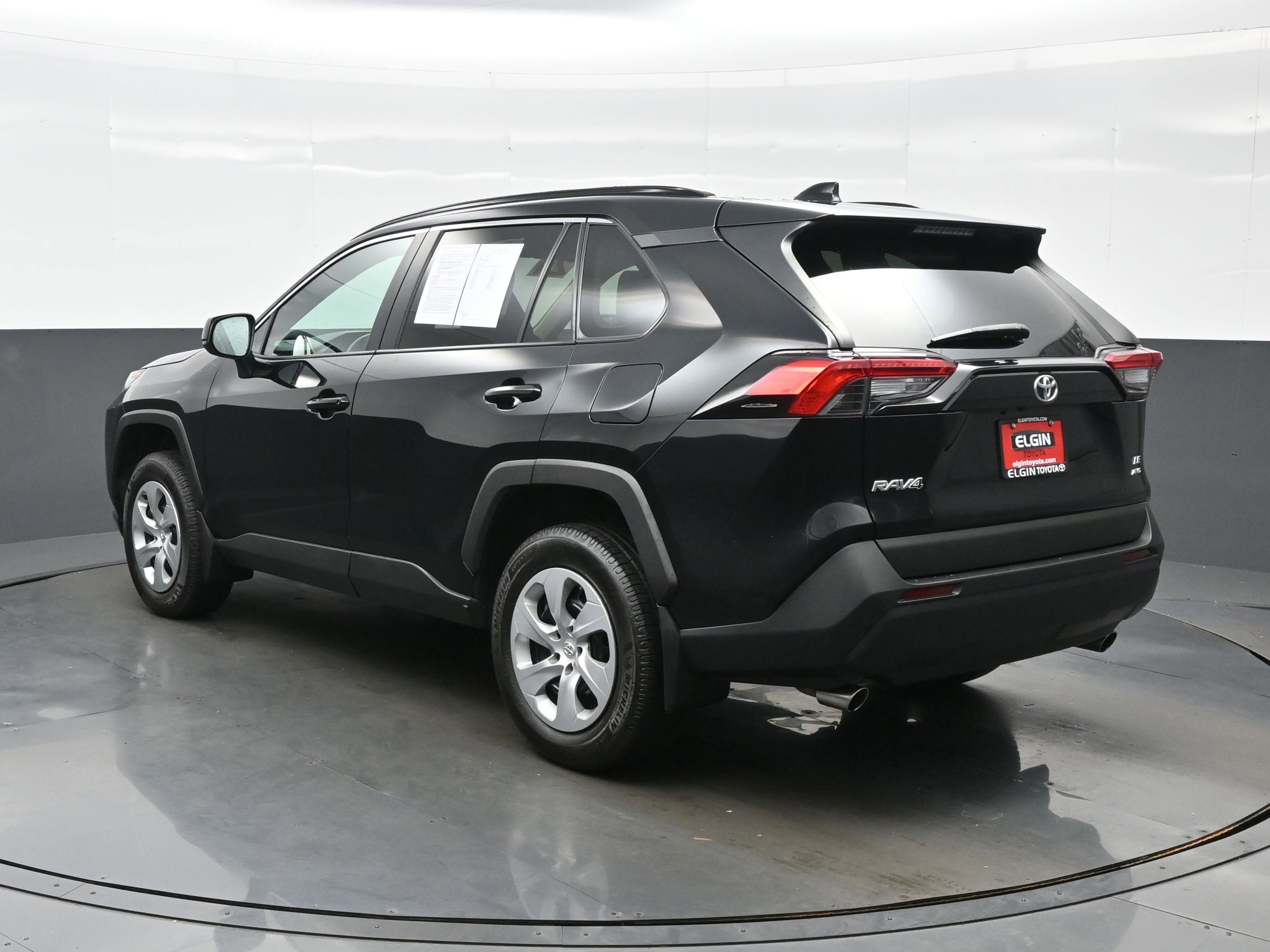 Used 2021 Toyota RAV4 LE AWD/4WD image 4