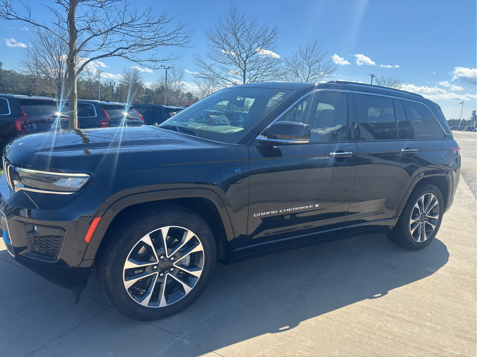 Used 2023 Jeep Grand Cherokee Overland w/ Luxury Tech Group IV AWD/4WD image 4