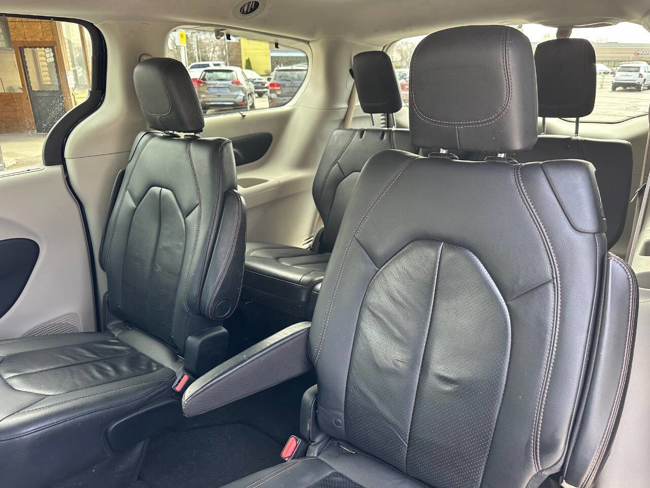 Used 2018 Chrysler Pacifica Touring-L w/ Tire & Wheel Group image 10