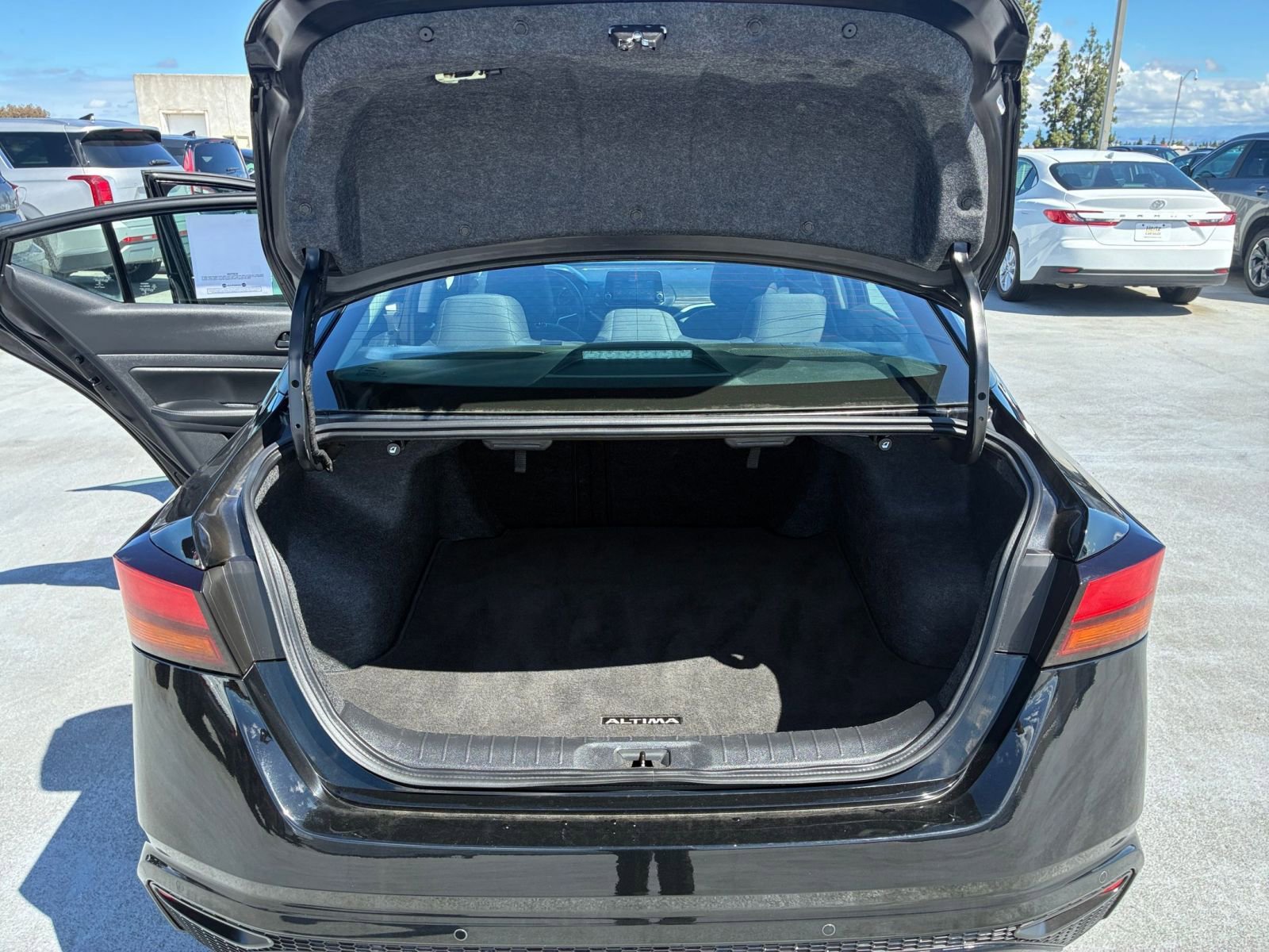 Used 2025 Nissan Altima 2.5 SV FWD image 30