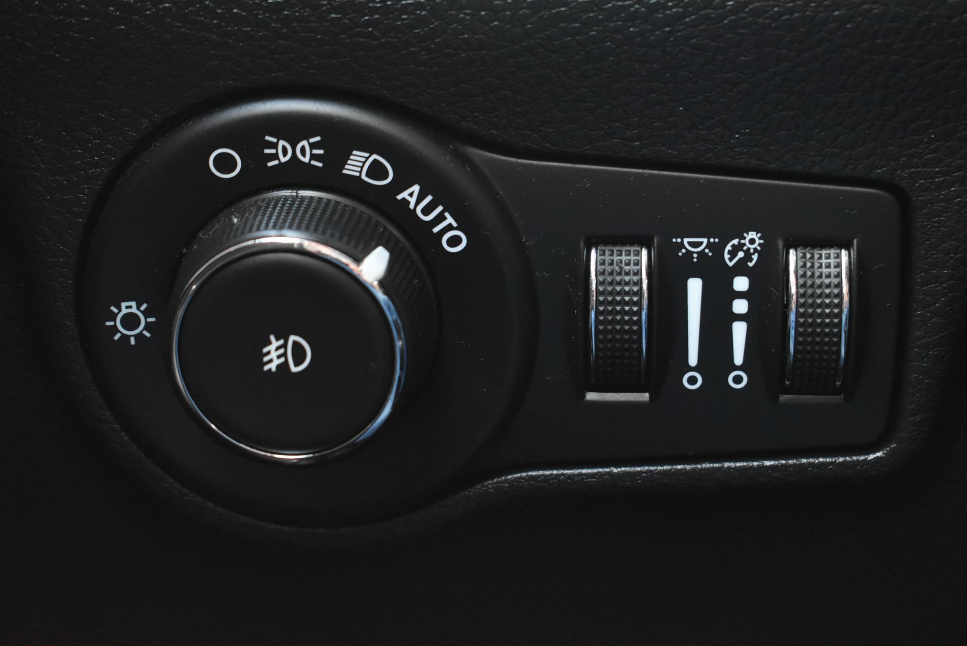 Used 2023 Jeep Compass Latitude w/ Sun and Sound Group AWD/4WD image 18