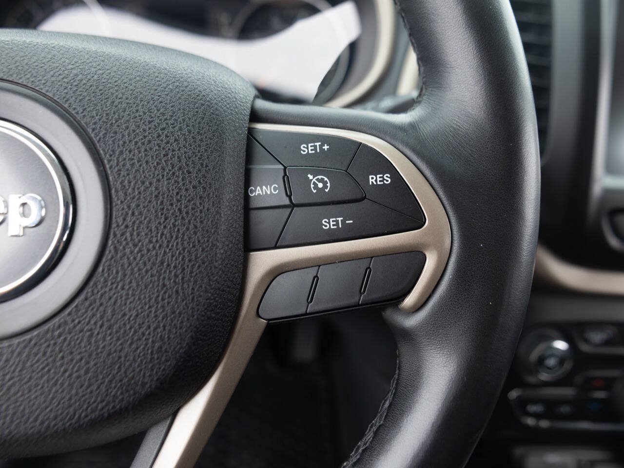 Used 2015 Jeep Cherokee Latitude w/ Comfort/Convenience Group AWD/4WD image 36