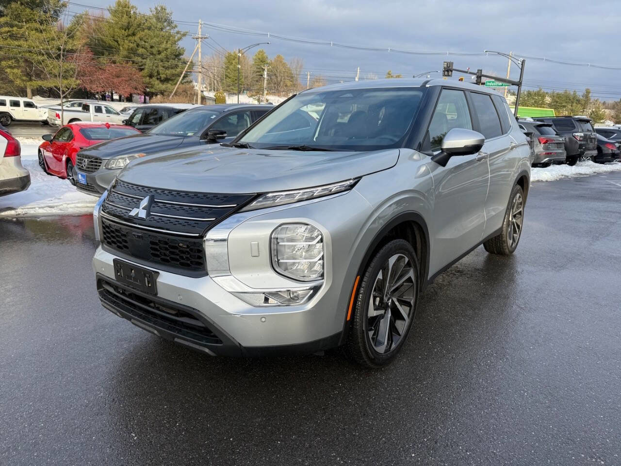 Used 2024 Mitsubishi Outlander SE image 2