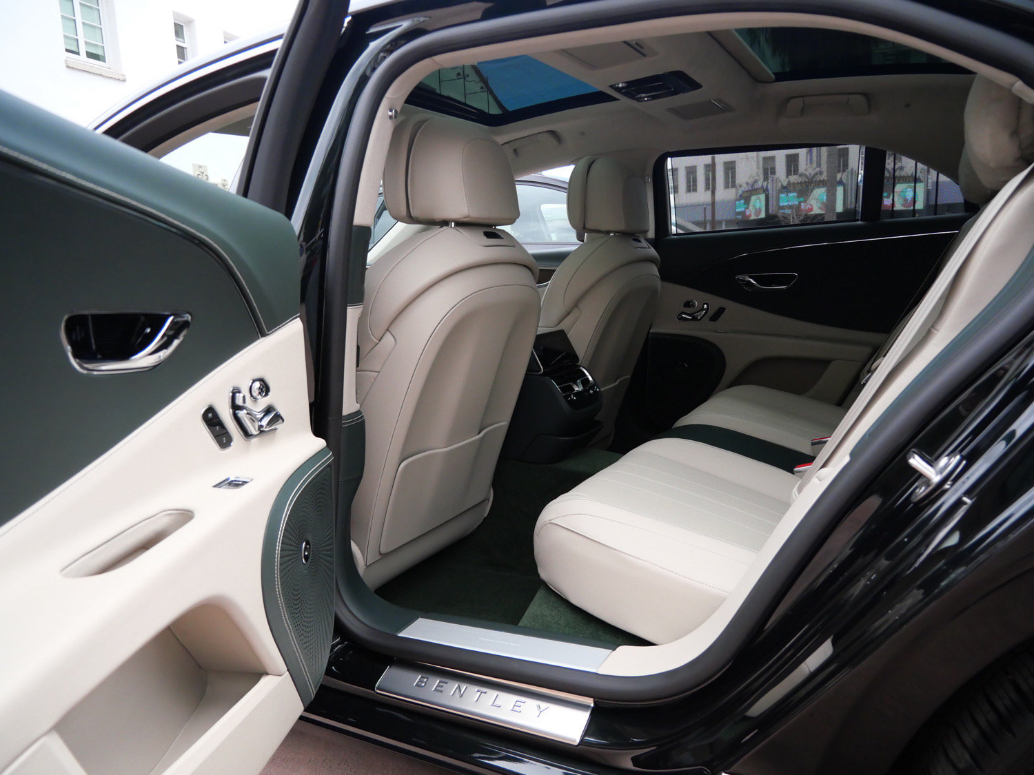 New 2026 Bentley Flying Spur V8 AWD/4WD image 19
