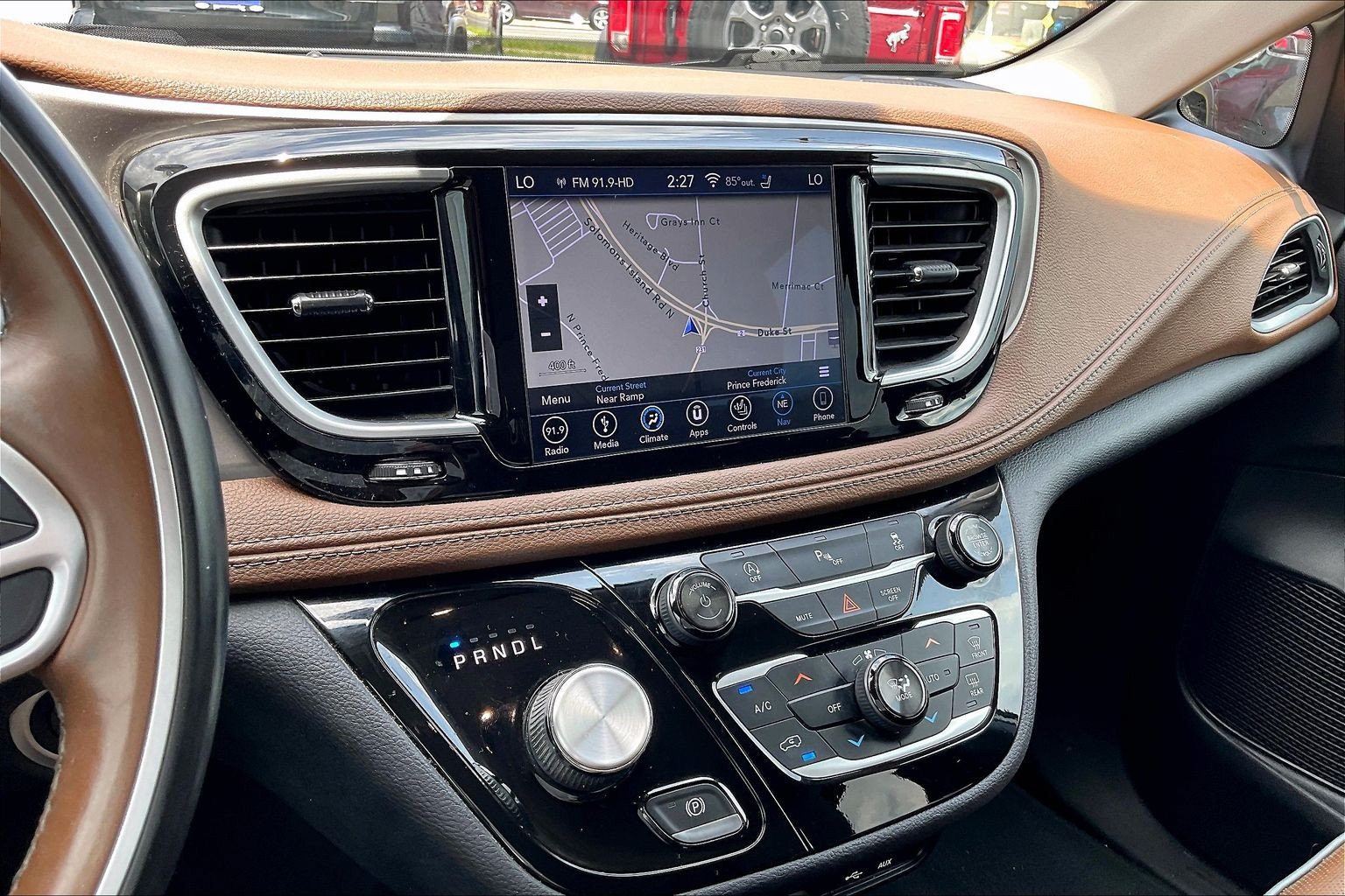 Used 2018 Chrysler Pacifica Limited w/ Tire & Wheel Group FWD image 6