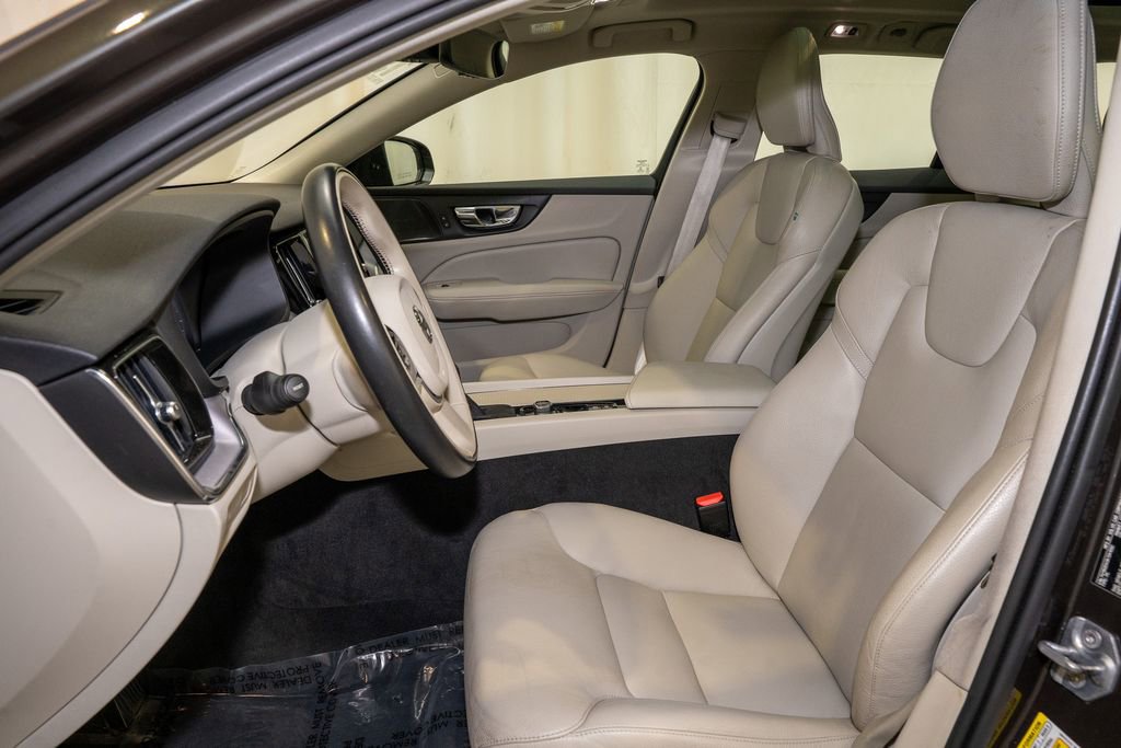 Used 2019 Volvo V60 T5 Momentum image 11