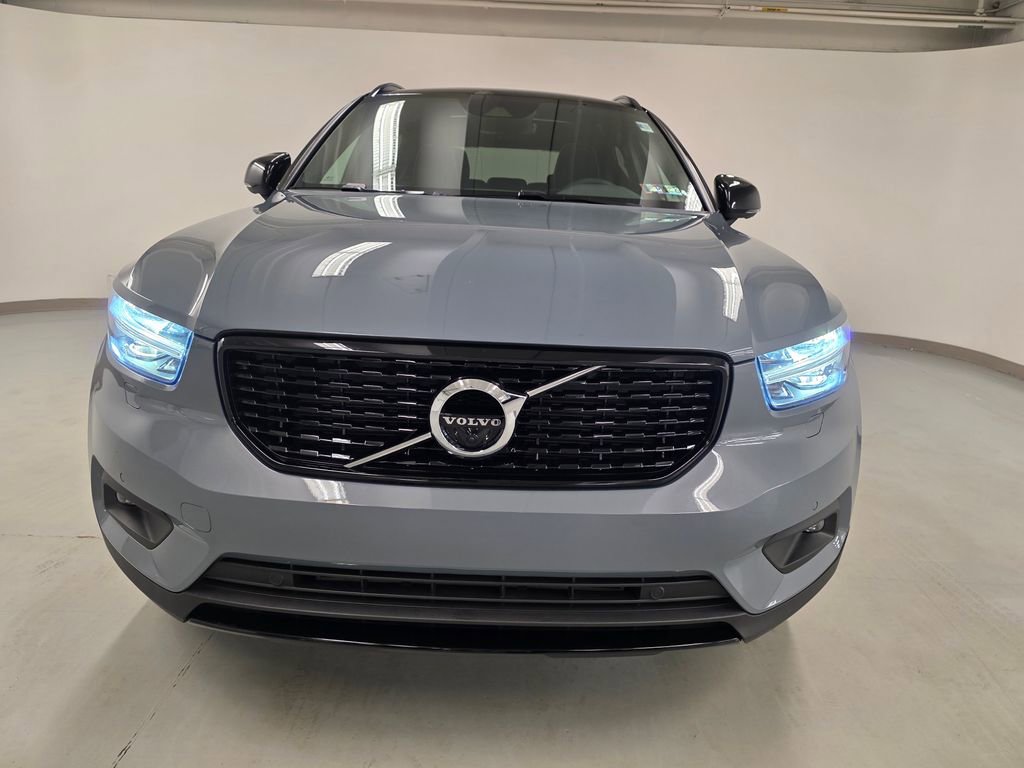 Used 2022 Volvo XC40 T5 R-Design w/ Advanced Package image 2