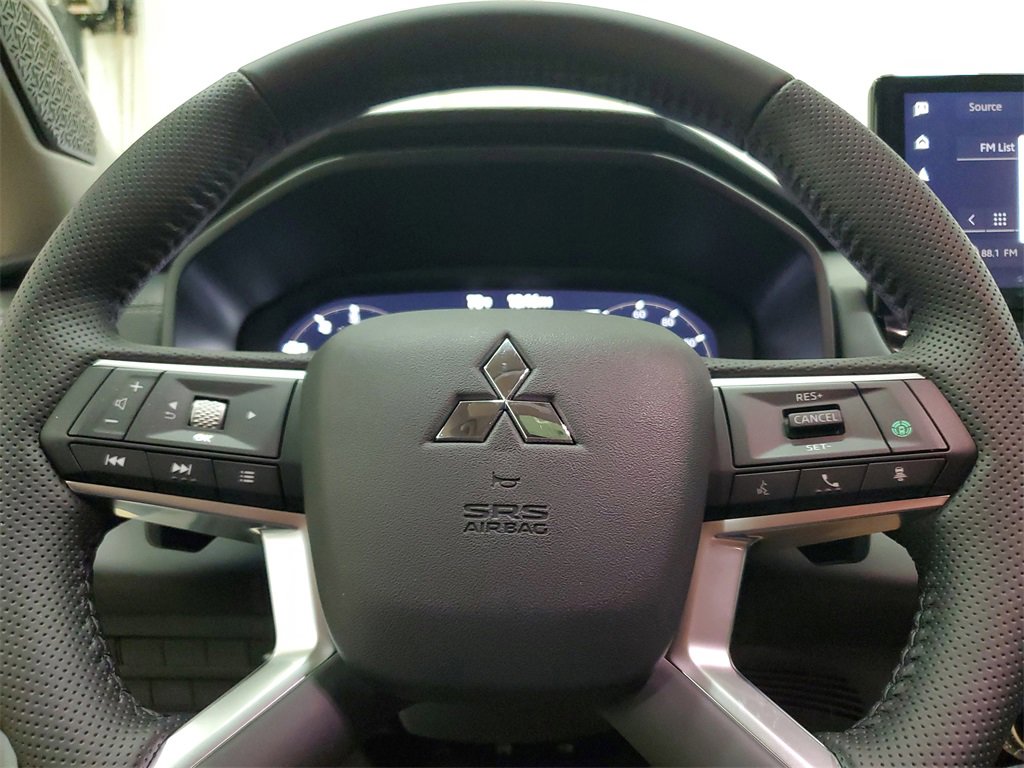 New 2025 Mitsubishi Outlander SE image 24