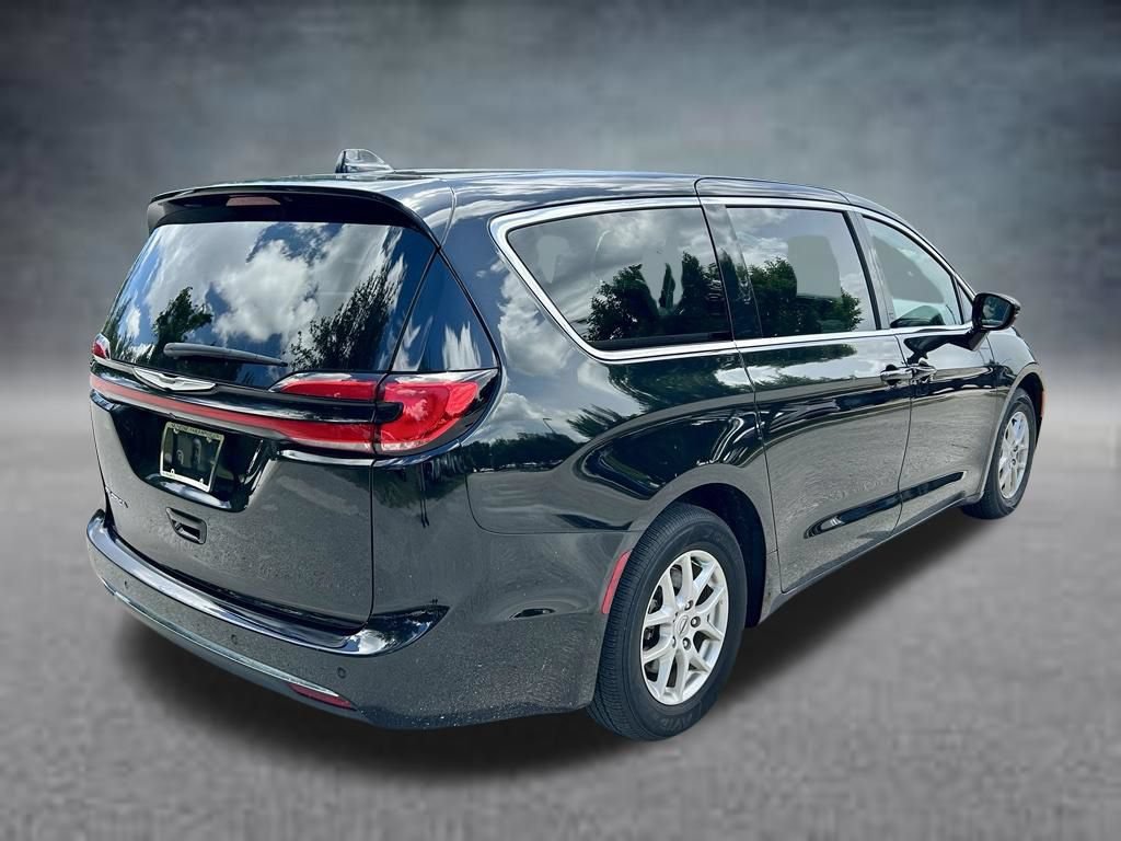 Used 2024 Chrysler Pacifica Touring-L FWD image 5
