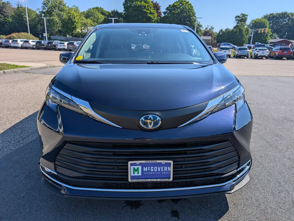 Used 2024 Toyota Sienna XLE w/ XLE Plus Package AWD/4WD image 9