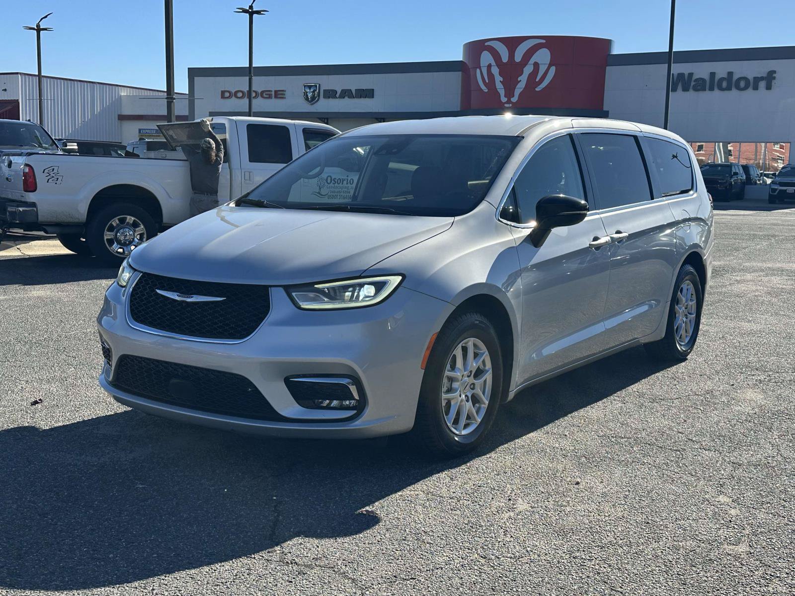 Used 2024 Chrysler Pacifica Touring-L FWD image 4