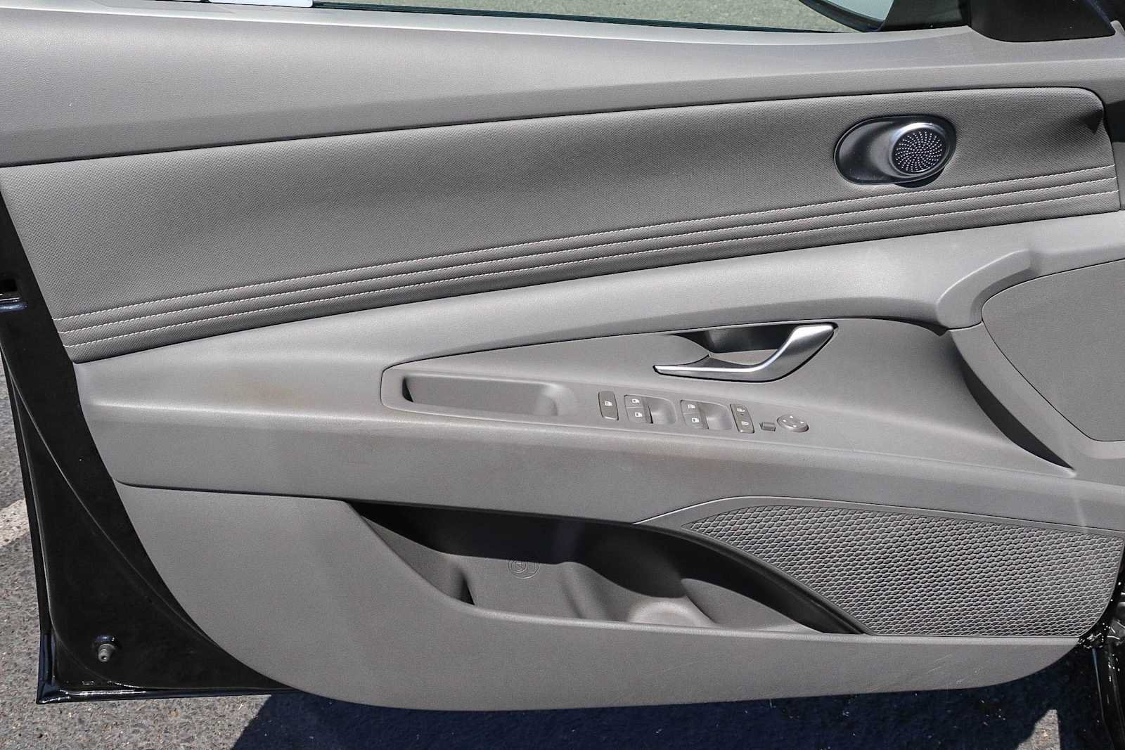 Used 2025 Hyundai Elantra SEL FWD image 30