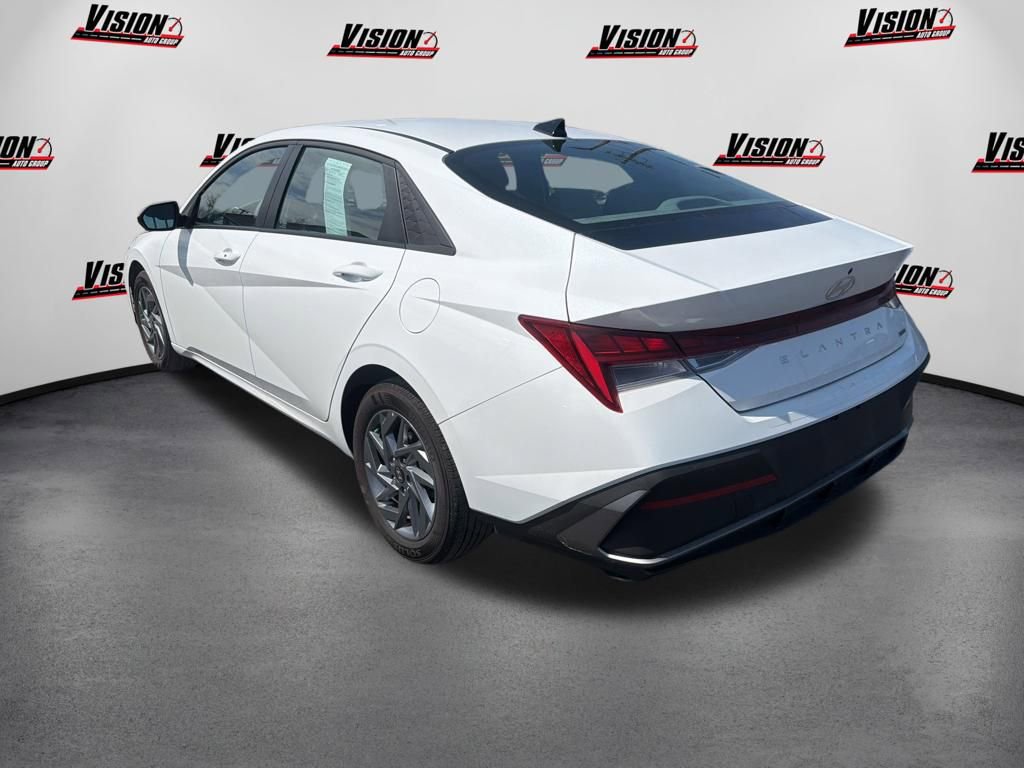 Used 2025 Hyundai Elantra Hybrid FWD image 4