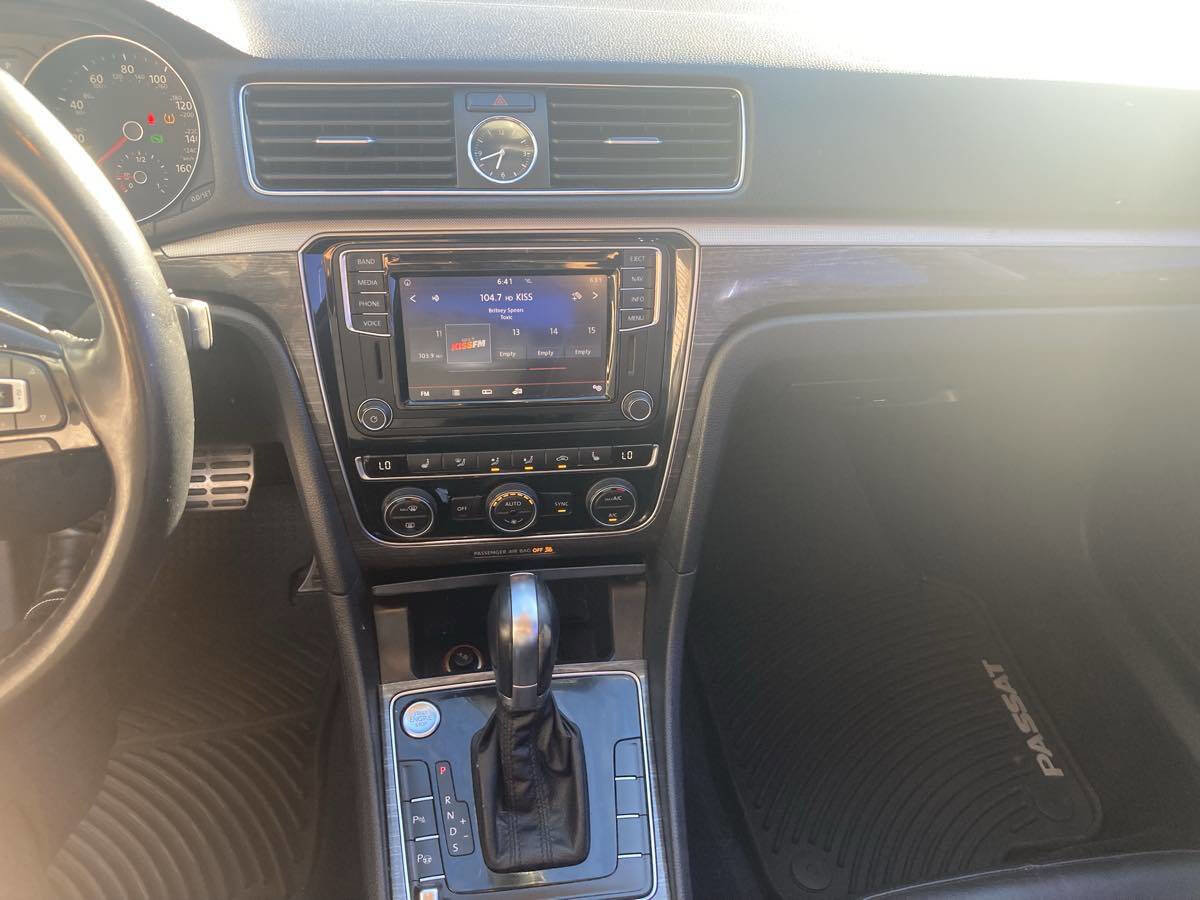 Used 2017 Volkswagen Passat 1.8T SEL Premium image 11
