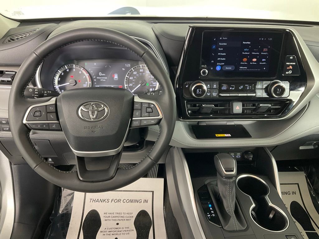 Used 2024 Toyota Highlander XLE image 14