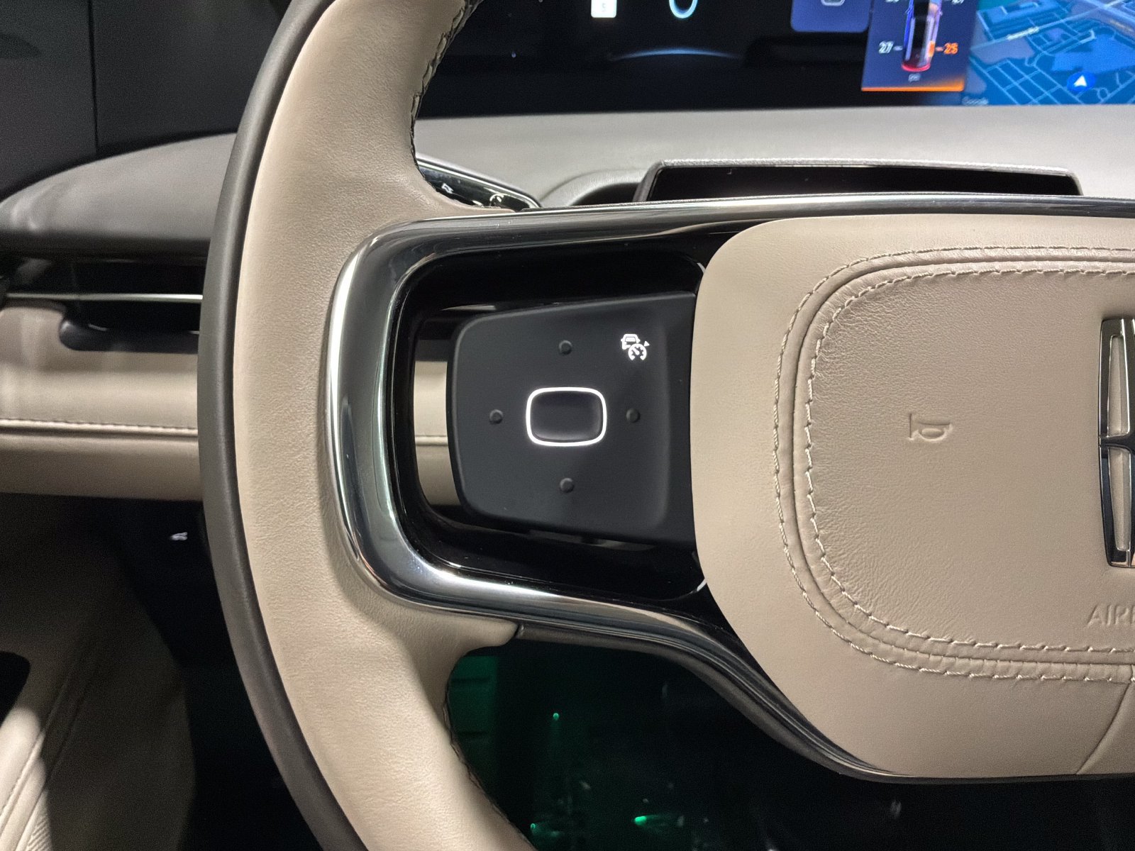 Used 2025 Lincoln Nautilus Premier AWD/4WD image 19
