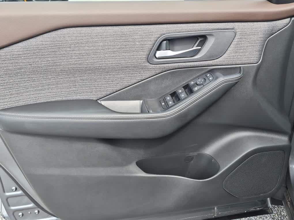Used 2023 Nissan Rogue SV AWD/4WD image 9
